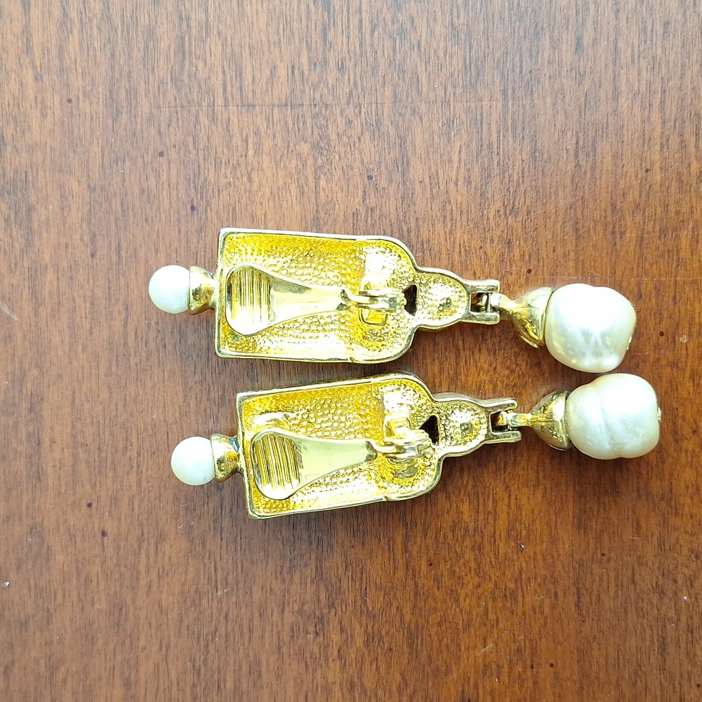 Vintage Clip Gold Tone faux Pearl And Faux Blue Stone On Earrings - Picture 3 of 3